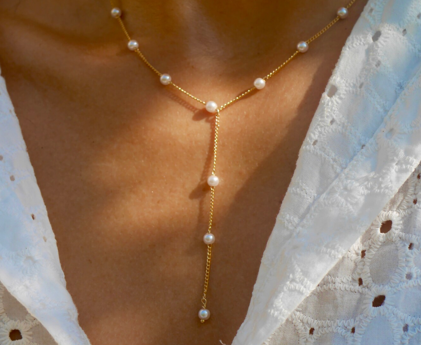 Lot de 2 colliers long lasso Y - Perles de culture blanches - Plaqué or - Ras du cou - Doré et blanc - Bijoux Mariage - Demoiselle d'honneur