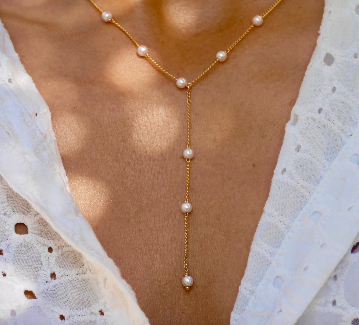 Lot de 2 colliers long lasso Y - Perles de culture blanches - Plaqué or - Ras du cou - Doré et blanc - Bijoux Mariage - Demoiselle d'honneur