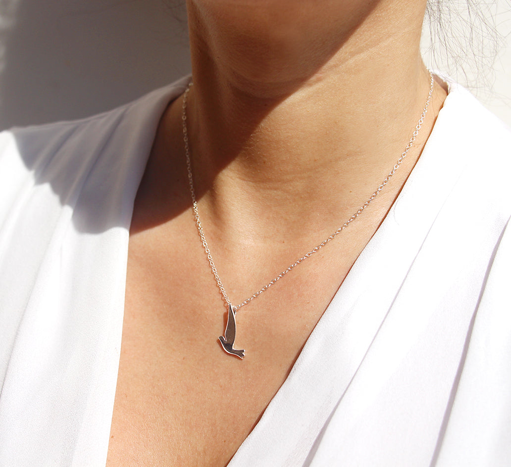 Ciondolo a forma di pappagallo in argento Sterling 925 placcato oro per donne e ragazze, motivo uccello Charm, con cristalli colorati e smaltati Ciondolo a forma di pappagallo in argento Sterling 925 placcato oro per donne e ragazze, motivo uccello Charm, con cristalli colorati e smaltati
