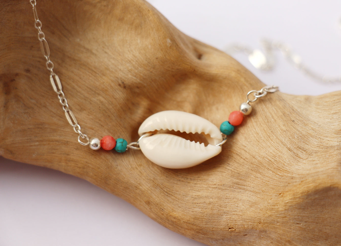 Bijoux de bras Nayade - Coquillage cowrie blanc - Perles Turquoise et corail - Argent 925