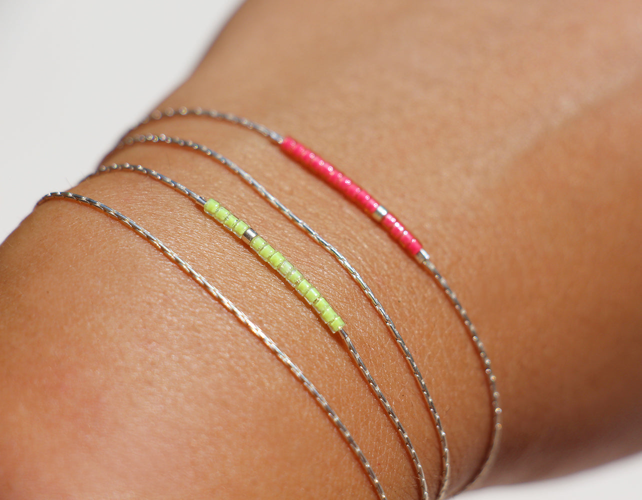 Lot de 3 bracelets d'été fins - Double tours - Multi rangs - Jaune fluo et rose fluo - Coquillage cowrie blanc - Argent 925