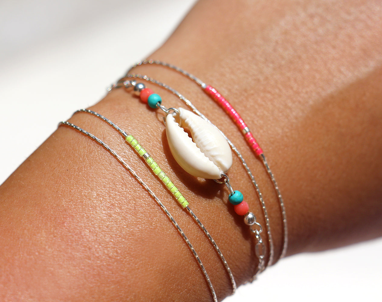 Lot de 3 bracelets d'été fins - Double tours - Multi rangs - Jaune fluo et rose fluo - Coquillage cowrie blanc - Argent 925