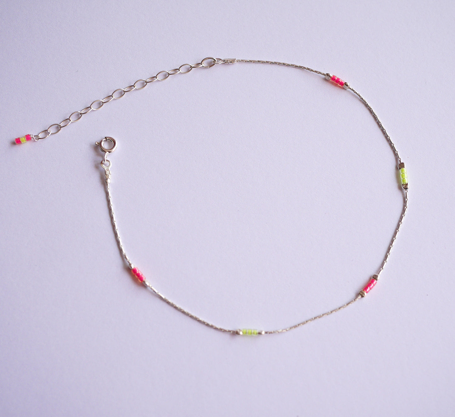 Bracelet de cheville Haryana - Perles Miyuki rose et jaune fluo - Chaîne serpent - Argent 925