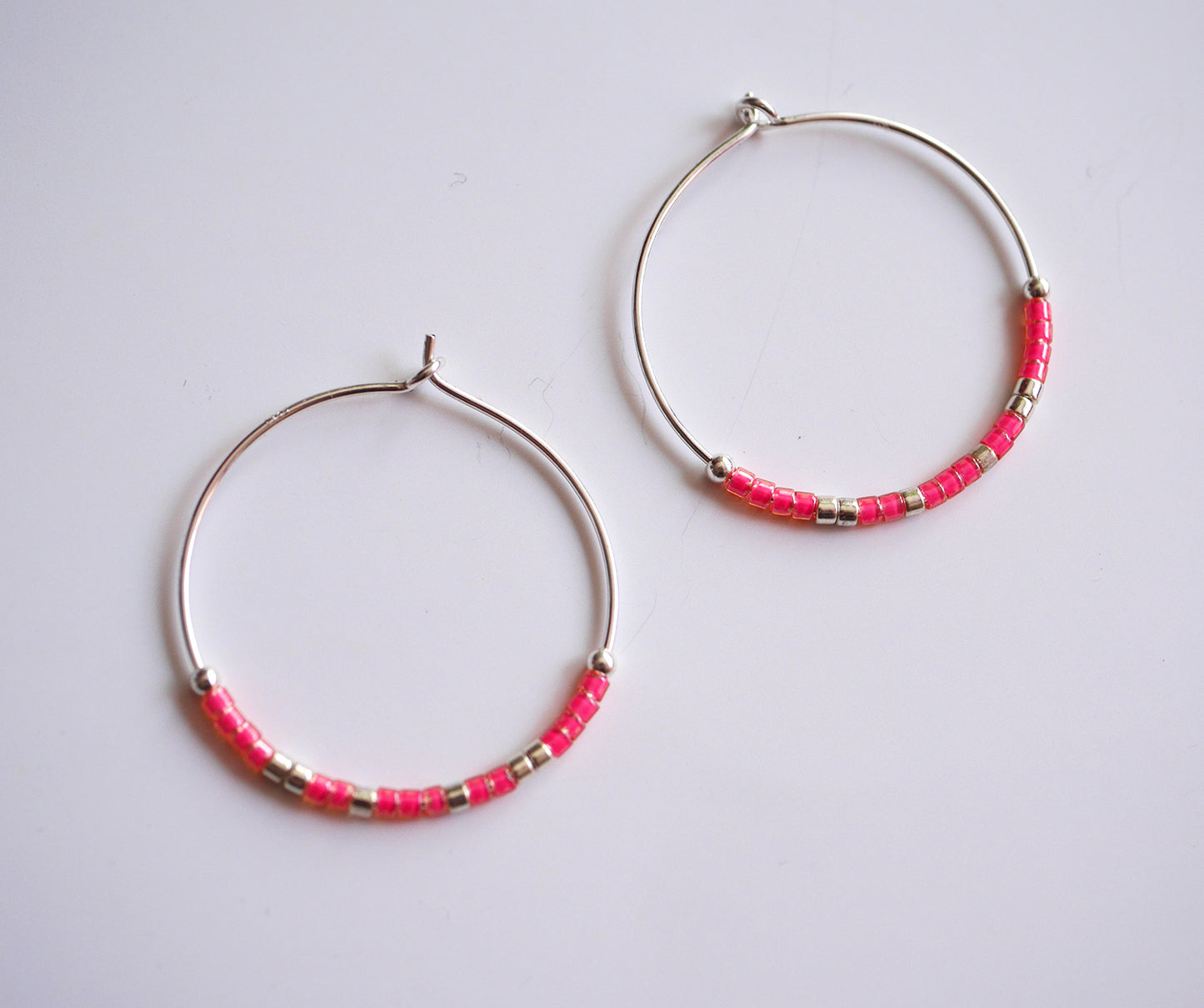 Boucles d'oreille Alysse - Créoles - Perles miyuki Rose fluo - Argent 925