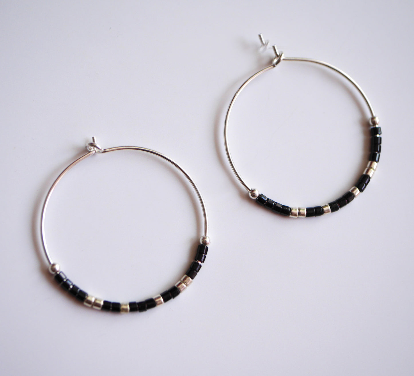 Boucles d'oreilles Alysse- Créoles - Perles miyuki noires - Argent 925