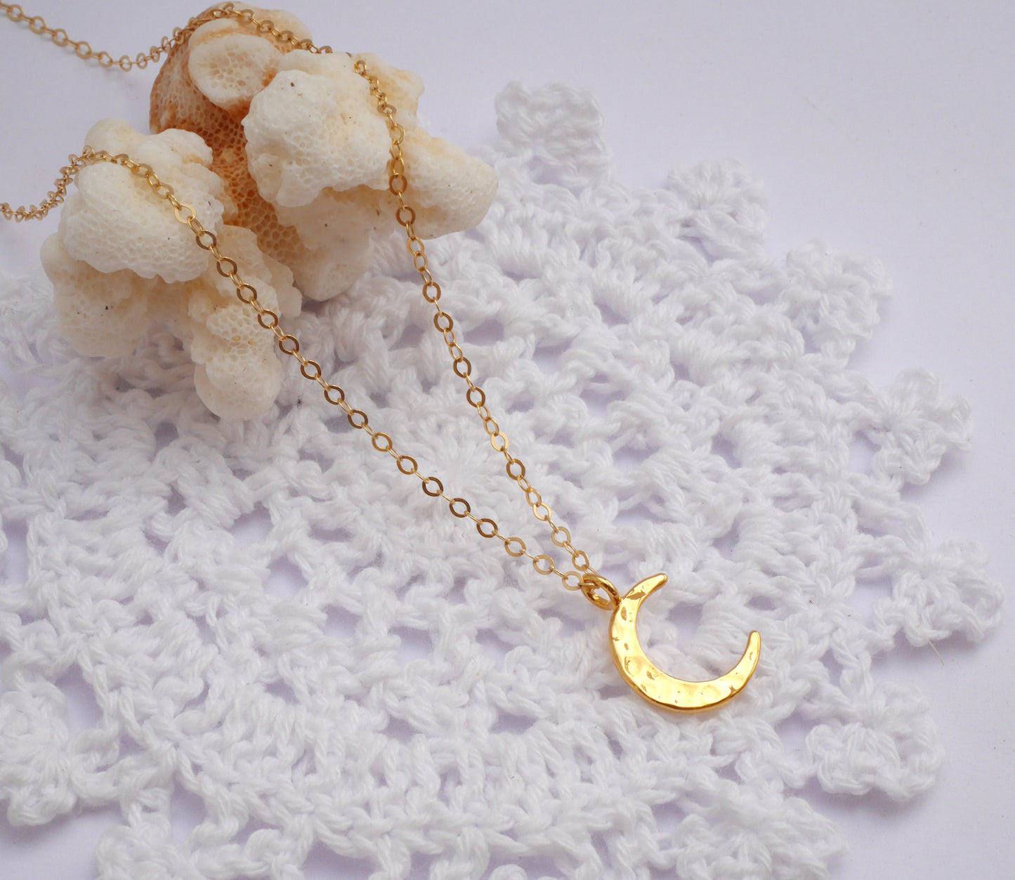 Collier Moon - Croissant de lune martelé - Plaqué Or