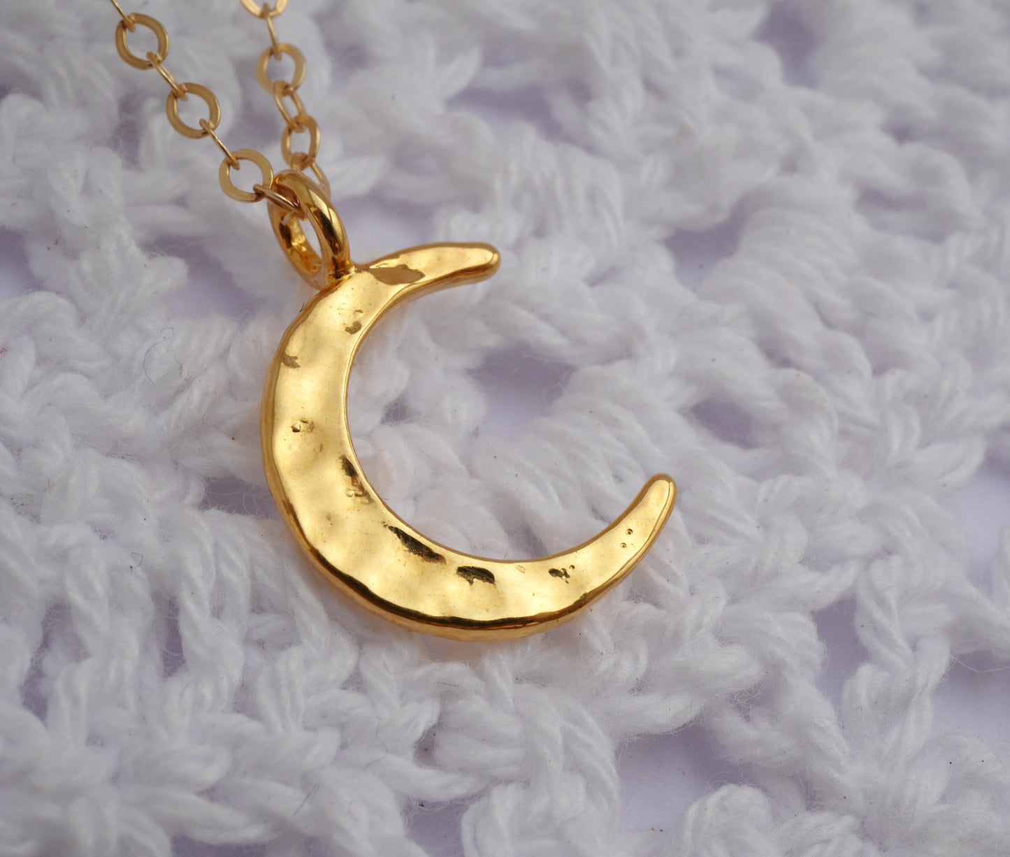 Collier Moon - Croissant de lune martelé - Plaqué Or