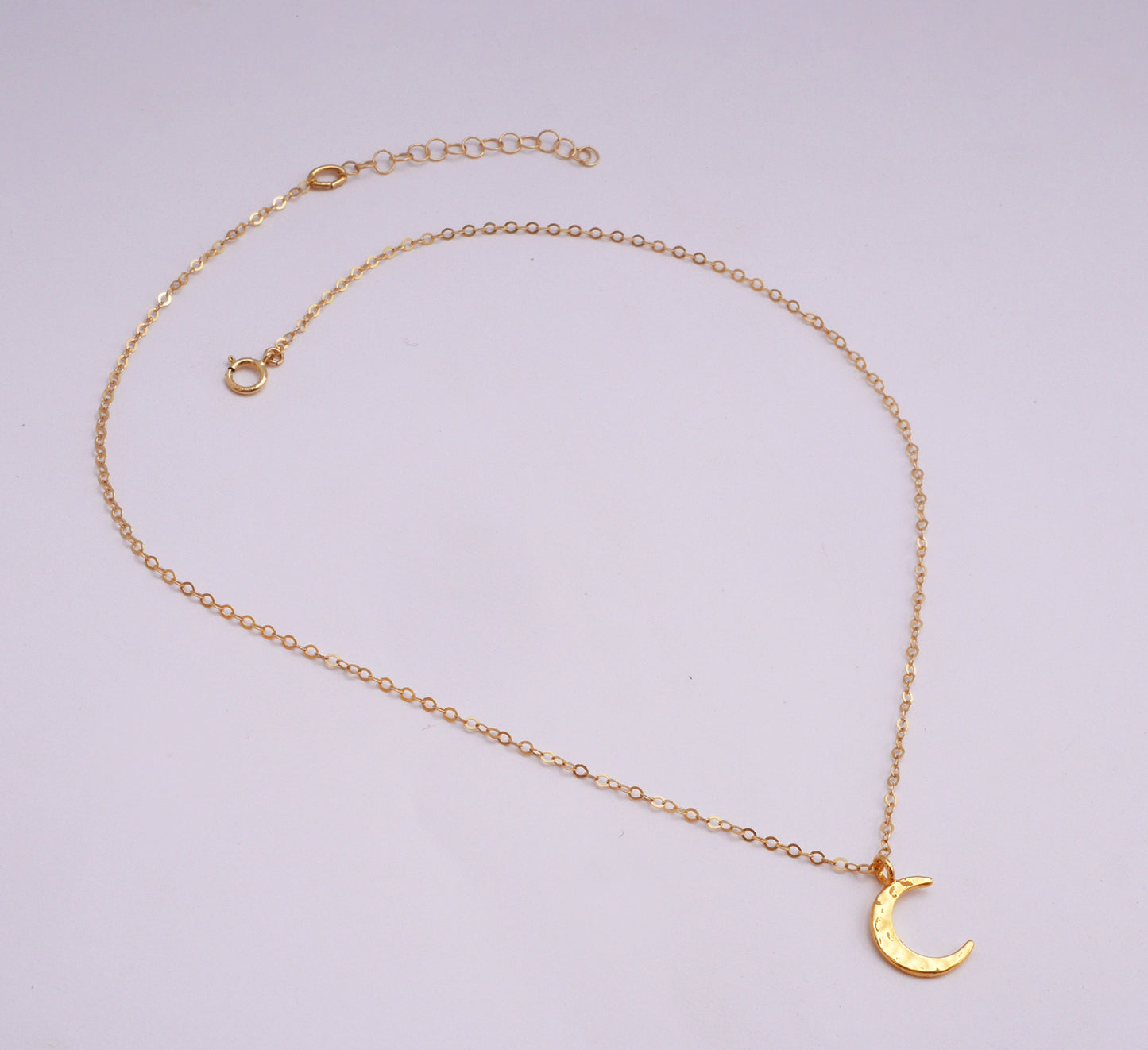 Collier Moon - Croissant de lune martelé - Plaqué Or