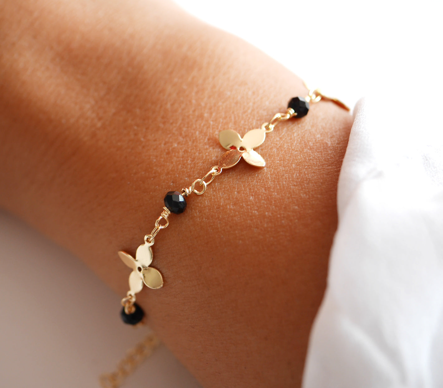 Bracelet Capucine - Fleurs - Perles noir - Plaqué Or