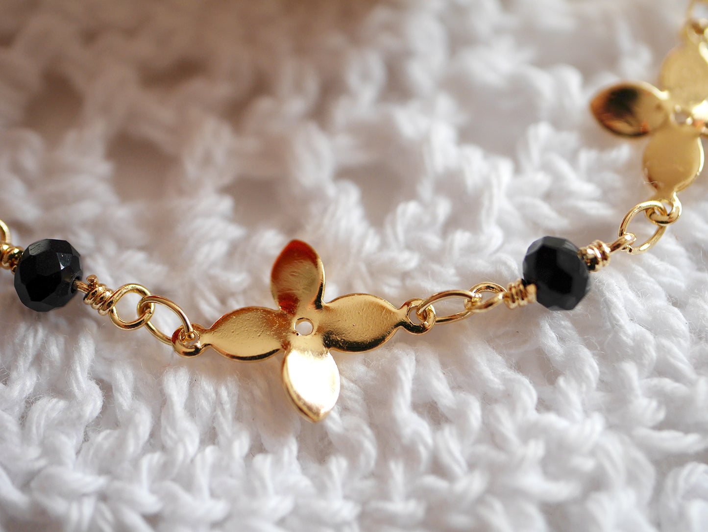 Bracelet Capucine - Fleurs - Perles noir - Plaqué Or