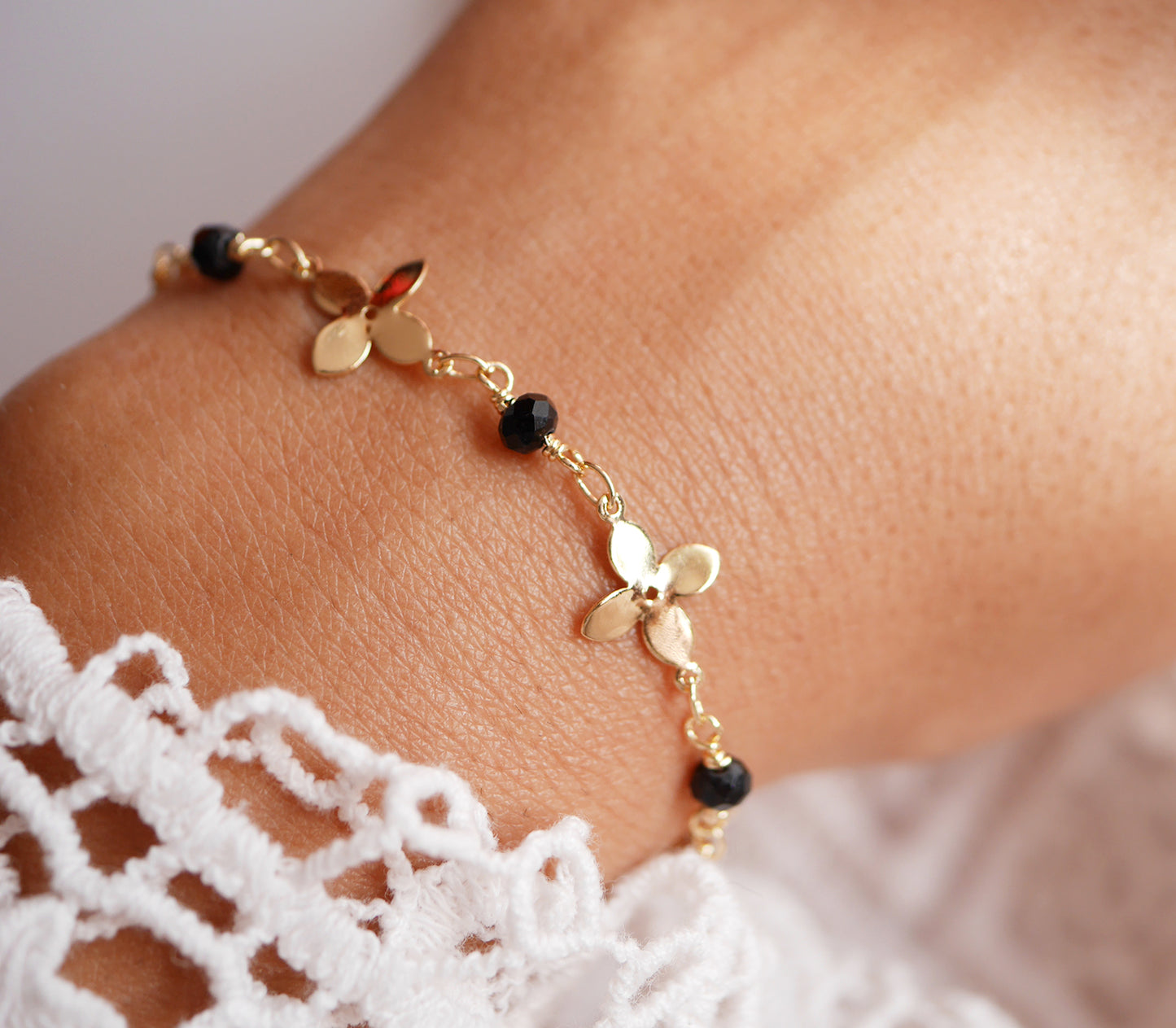 Bracelet Capucine - Fleurs - Perles noir - Plaqué Or