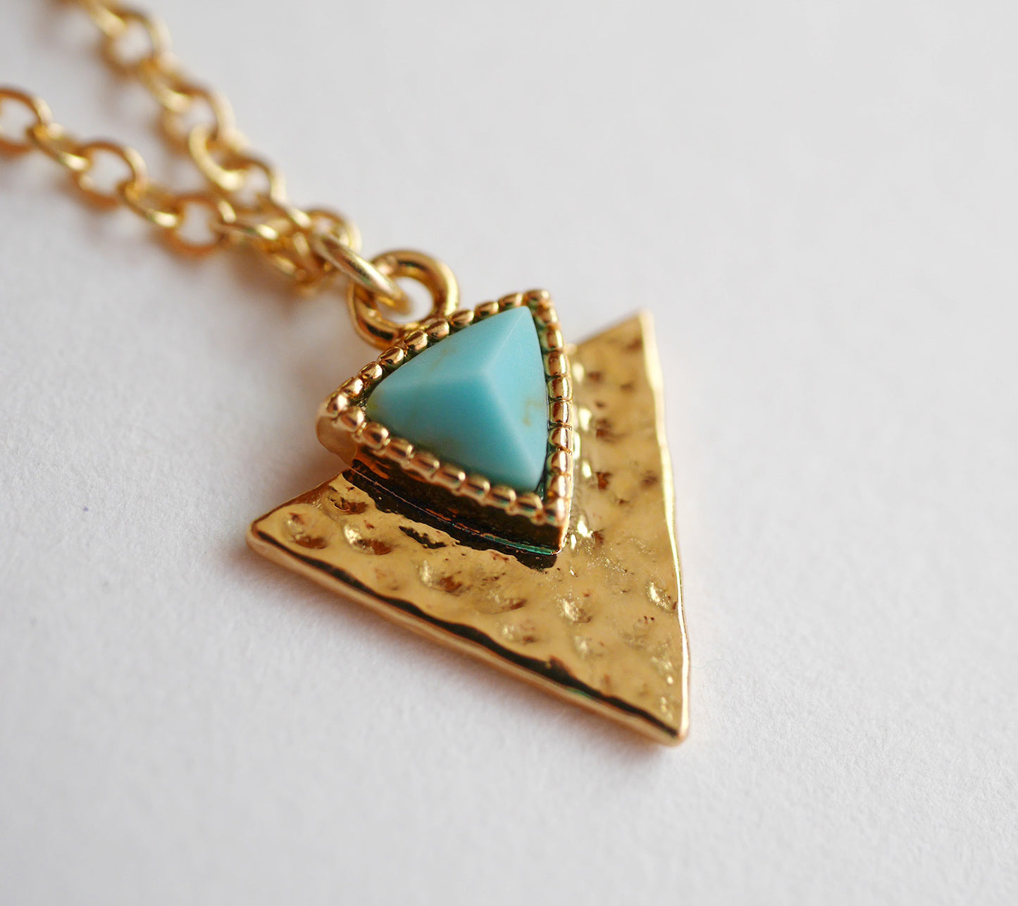 Collier Tianguis - Triangle martelé - Pierre Turquoise - Plaqué Or