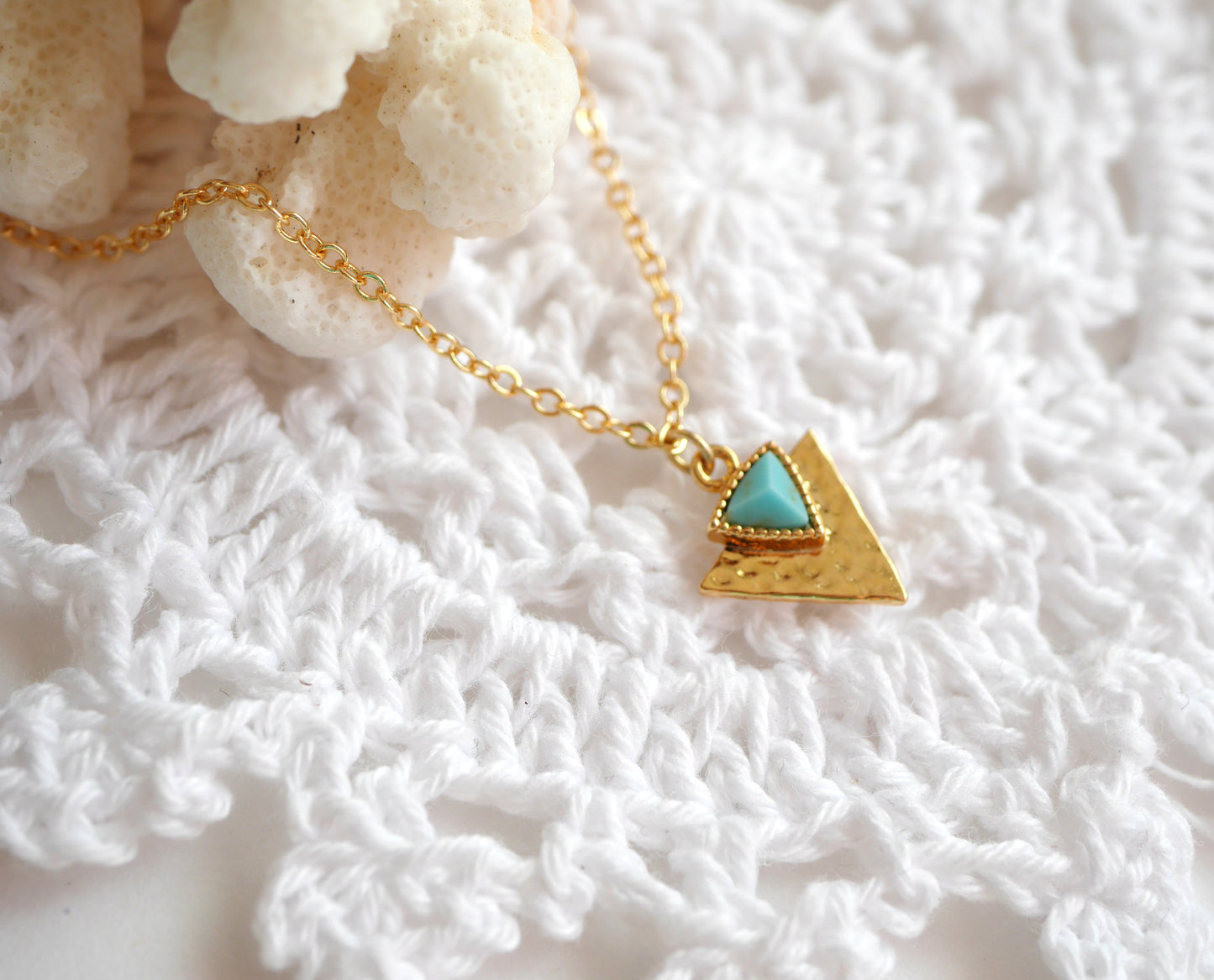 Collier Tianguis - Triangle martelé - Pierre Turquoise - Plaqué Or