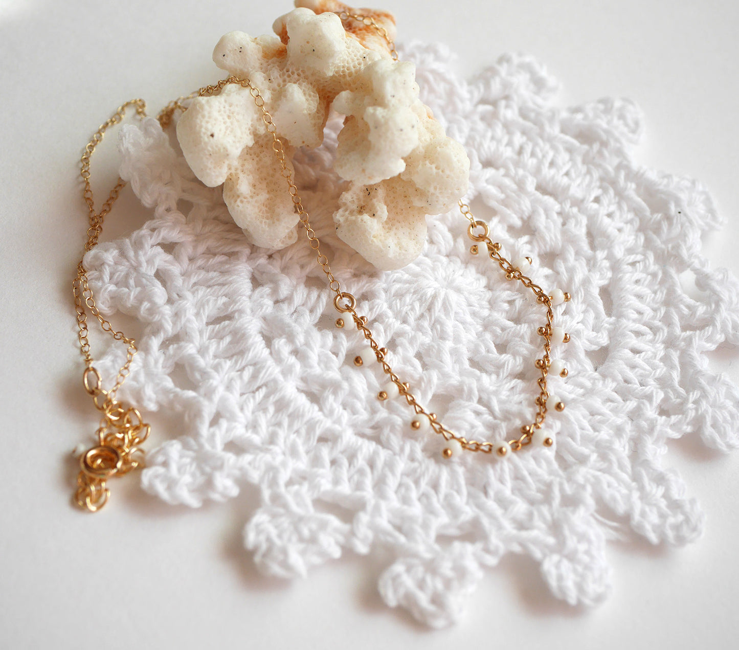 Collier Dahlia - Perles Blanches - Plaqué Or