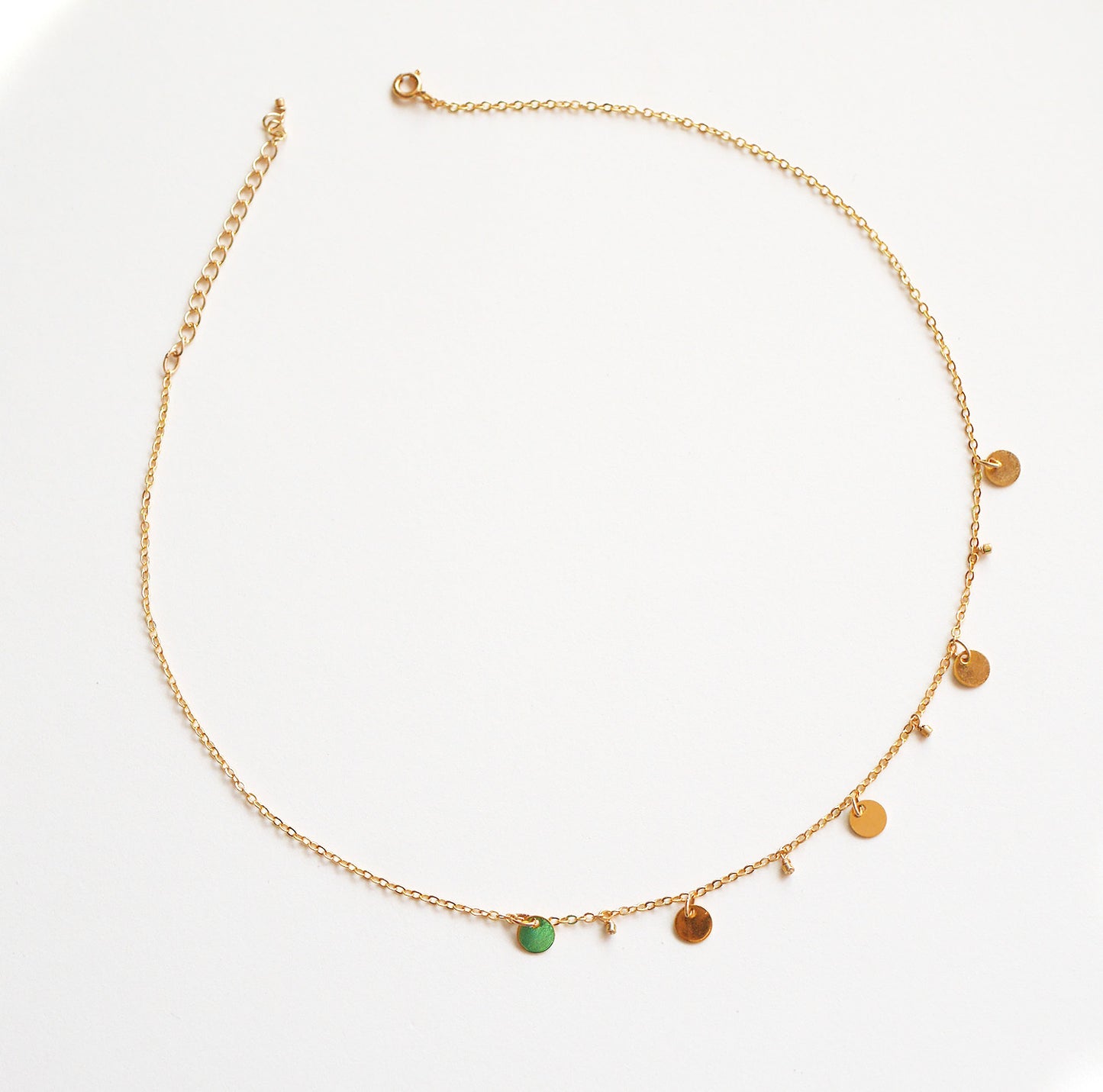 Collier Aurora - Perles Miyuki doré - Cinq médailles - Plaqué Or