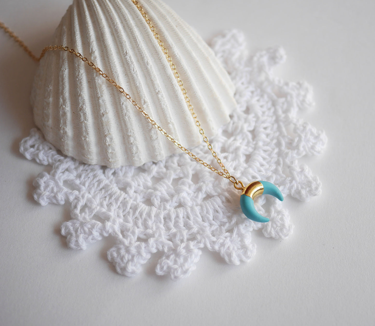 Collier Tiéhonä - Croissant de lune - Bleu Turquoise - Double Corne - Plaqué Or