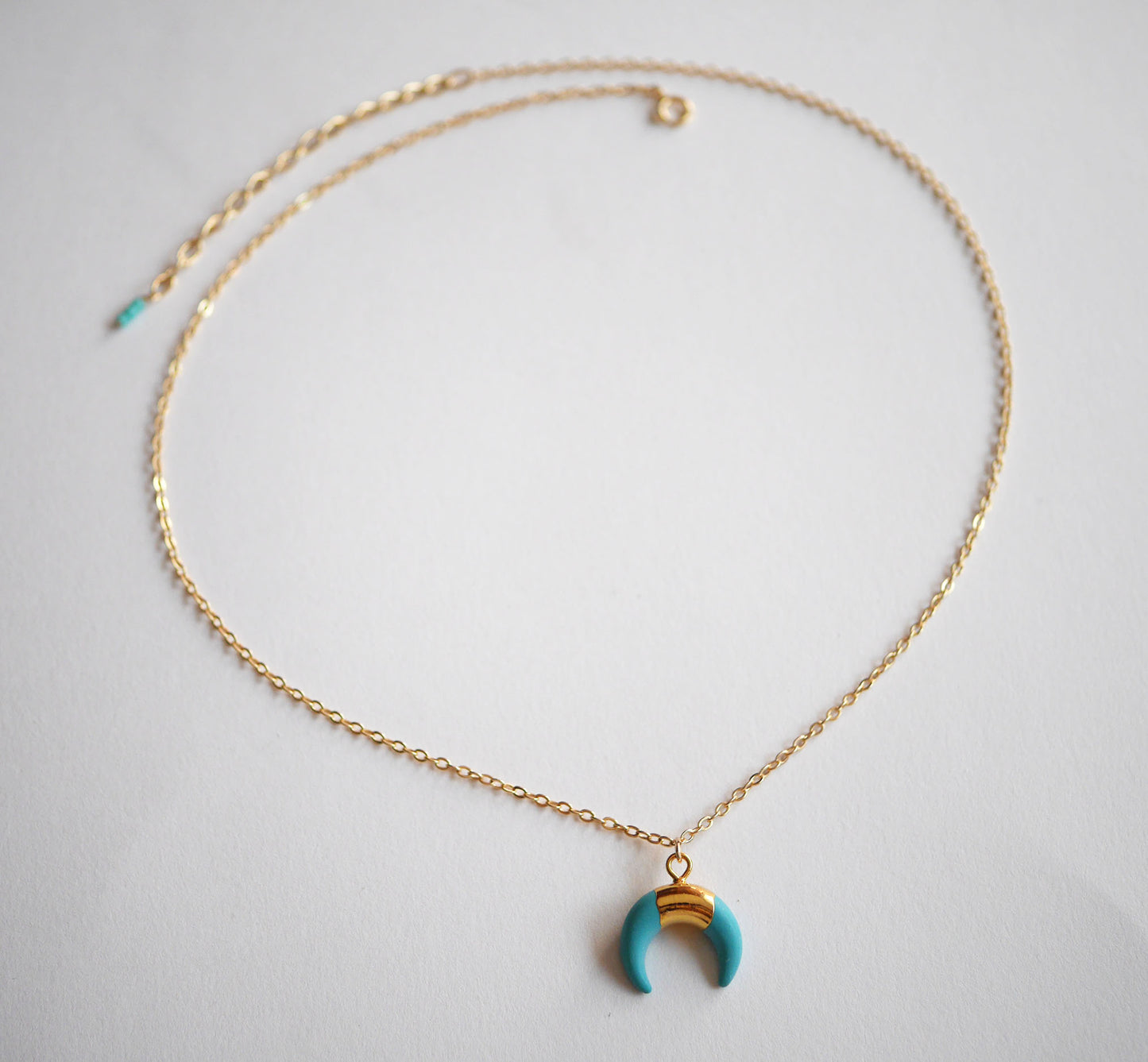 Collier Tiéhonä - Croissant de lune - Bleu Turquoise - Double Corne - Plaqué Or