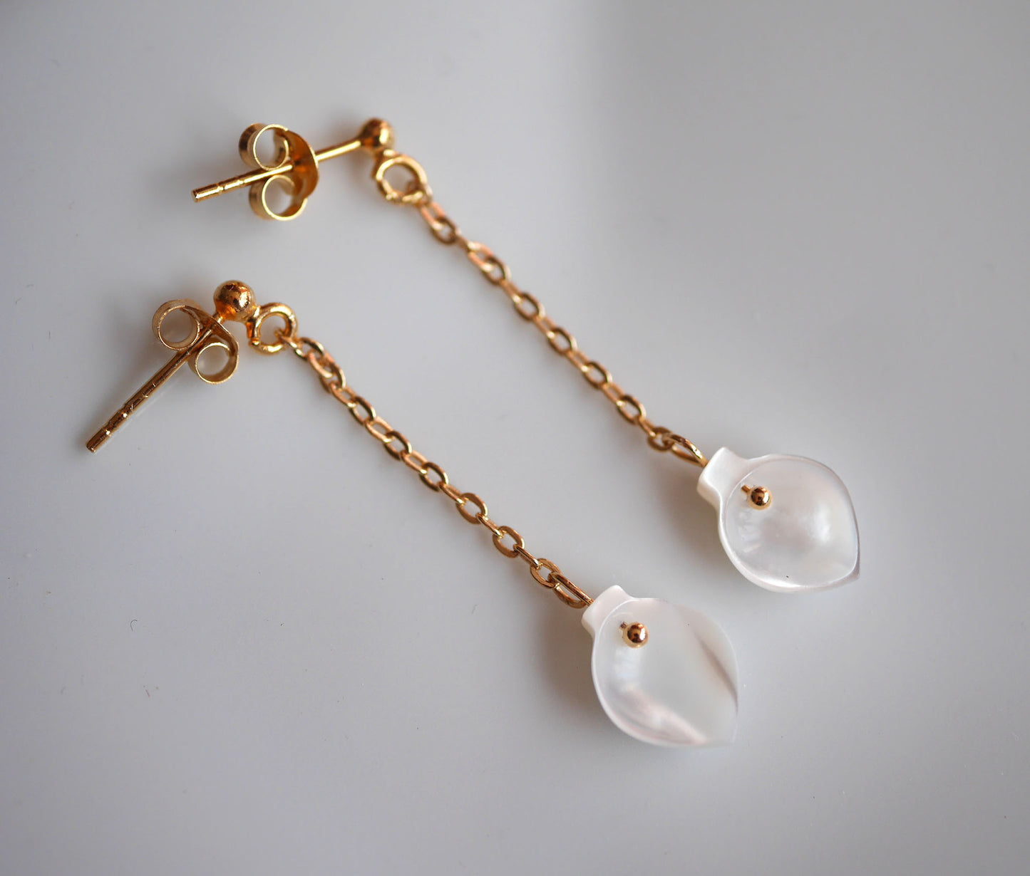 Boucles d'oreille Amarylis - Fleur Arum - Coquillage blanc - Plaqué Or