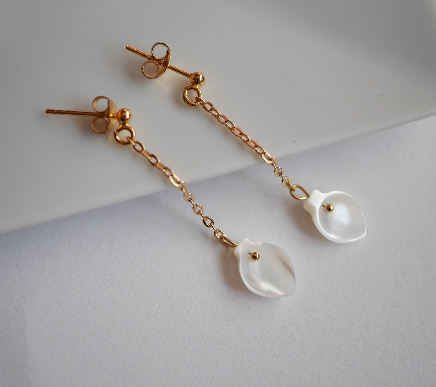 Boucles d'oreille Amarylis - Fleur Arum - Coquillage blanc - Plaqué Or