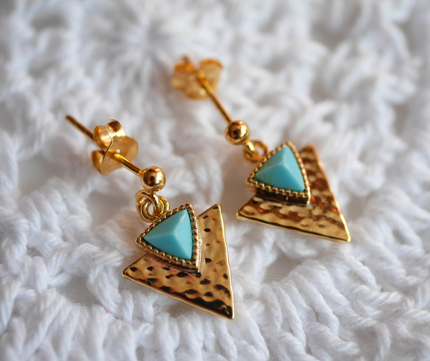 Boucles d'oreille Tianguis - Triangle - Pierre bleu Turquoise - Plaqué Or