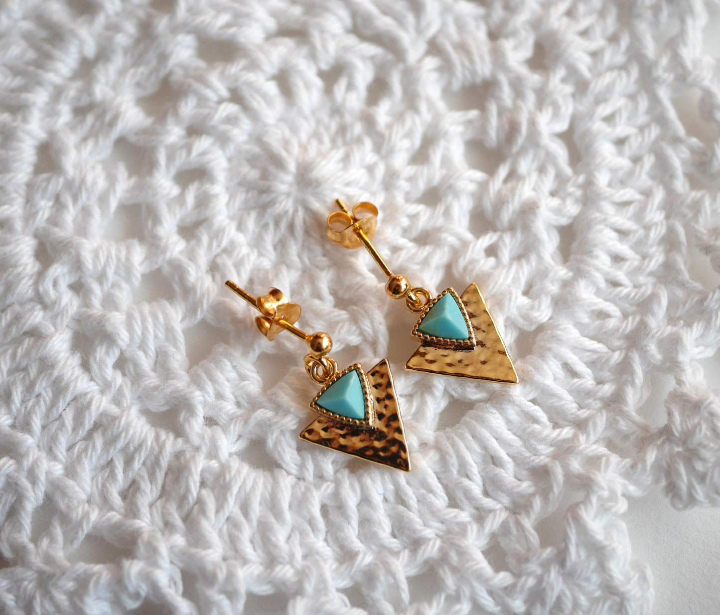 Boucles d'oreille Tianguis - Triangle - Pierre bleu Turquoise - Plaqué Or