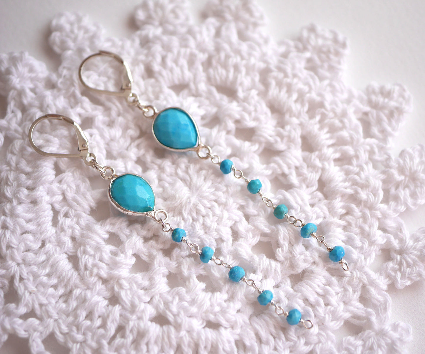 Boucles d'oreille Ondine - Pierre goutte Turquoise - Perles rosaire bleu - Argent 925