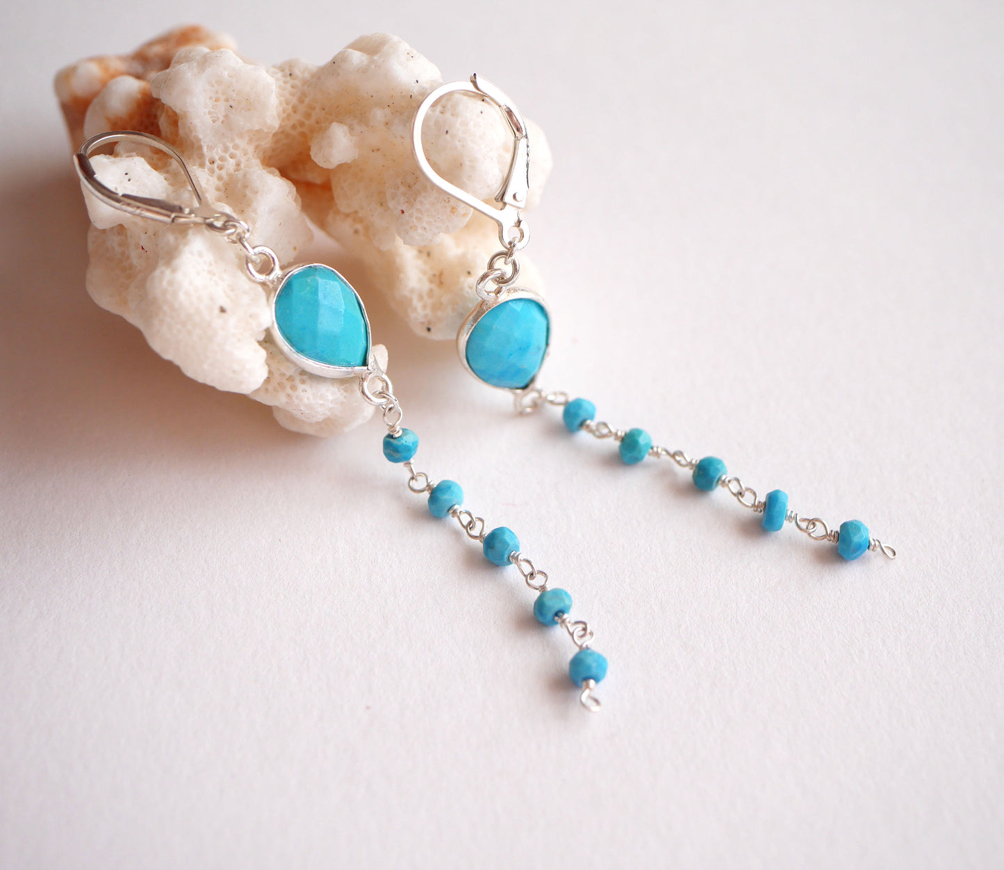 Boucles d'oreille Ondine - Pierre goutte Turquoise - Perles rosaire bleu - Argent 925