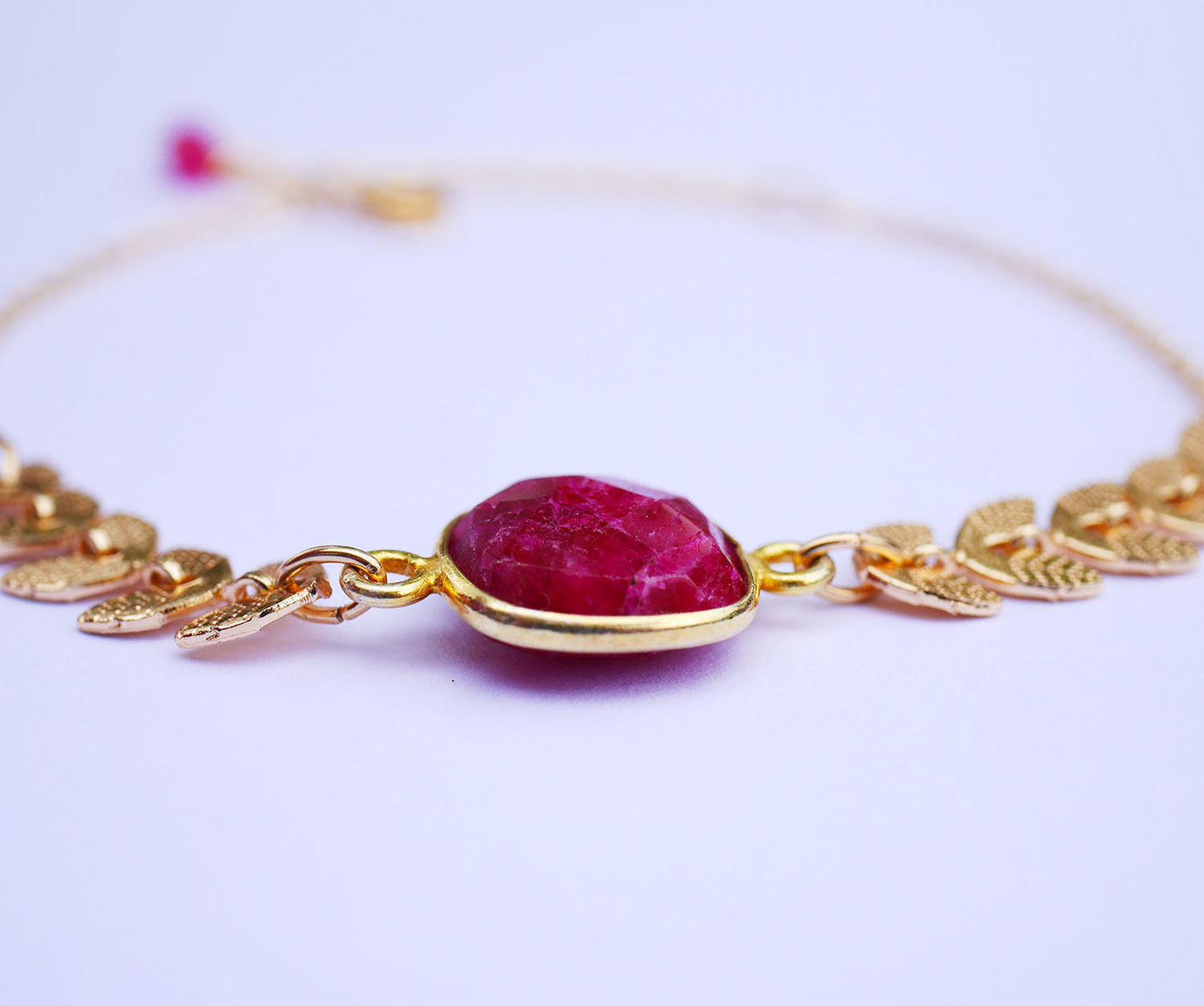 Bracelet Bégonia - Pierre Rubis  carré - Rose Fushia - Chaîne épis - Plaqué Or