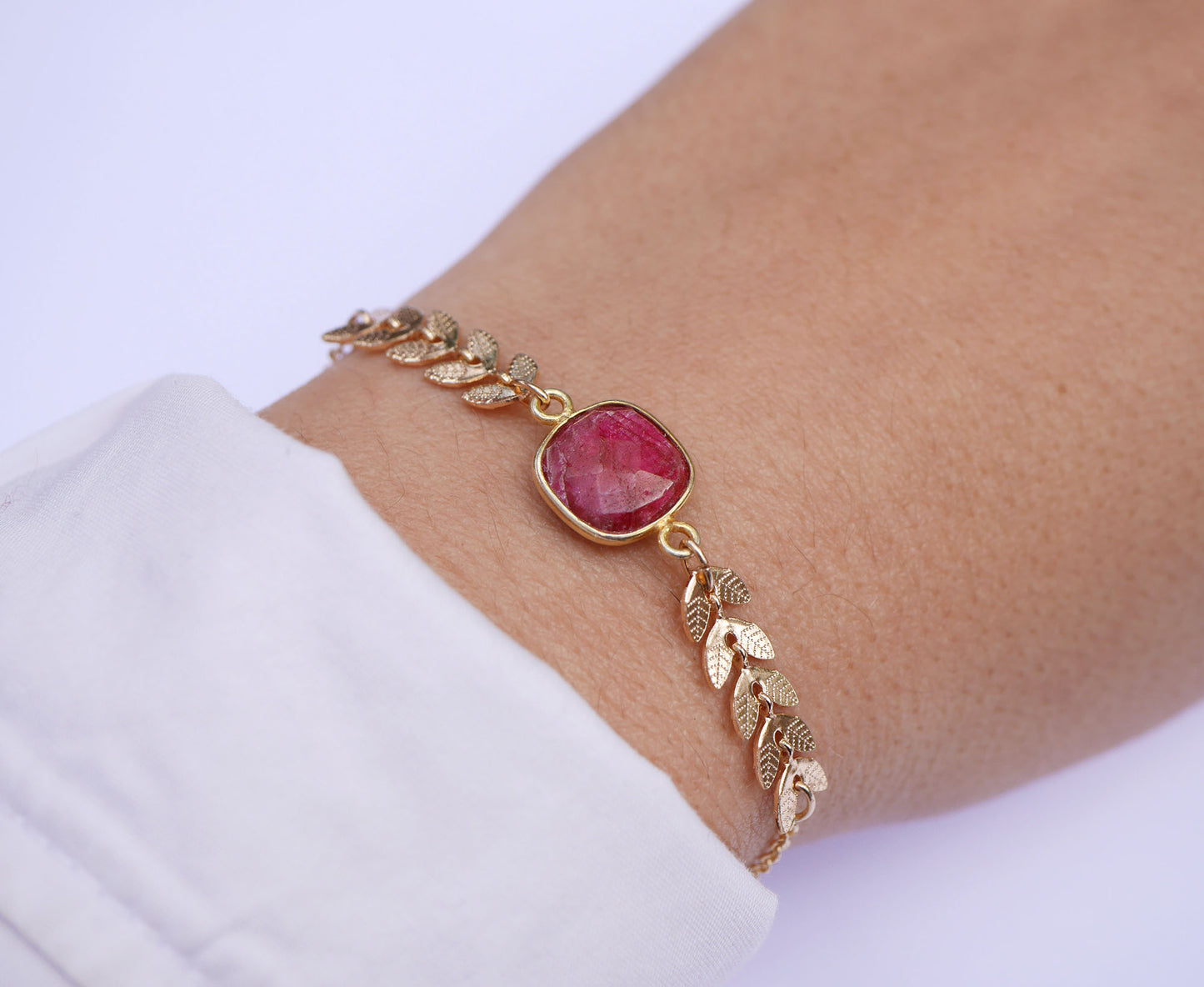 Bracelet Bégonia - Pierre Rubis  carré - Rose Fushia - Chaîne épis - Plaqué Or