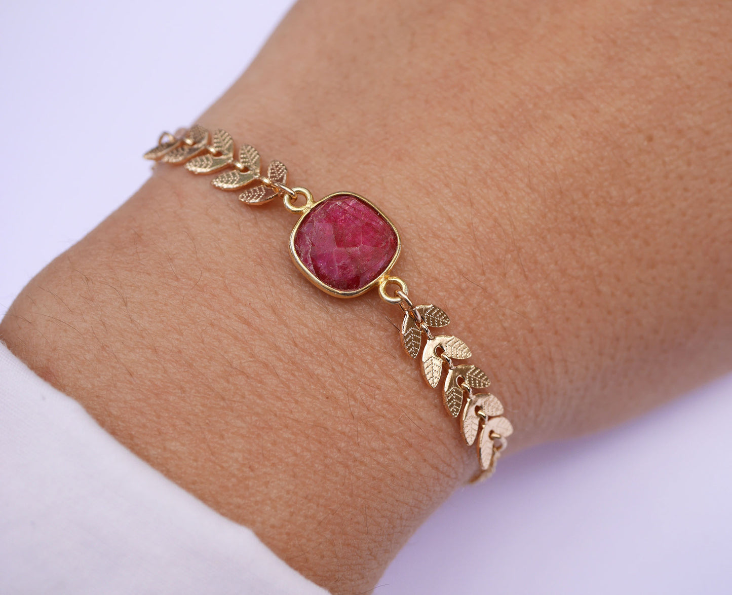 Bracelet Bégonia - Pierre Rubis  carré - Rose Fushia - Chaîne épis - Plaqué Or