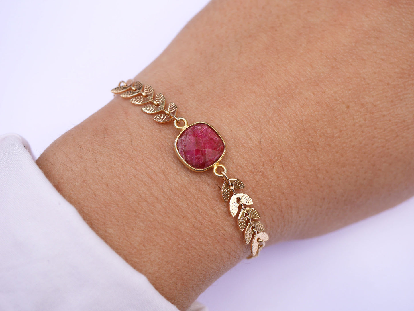 Bracelet Bégonia - Pierre Rubis  carré - Rose Fushia - Chaîne épis - Plaqué Or