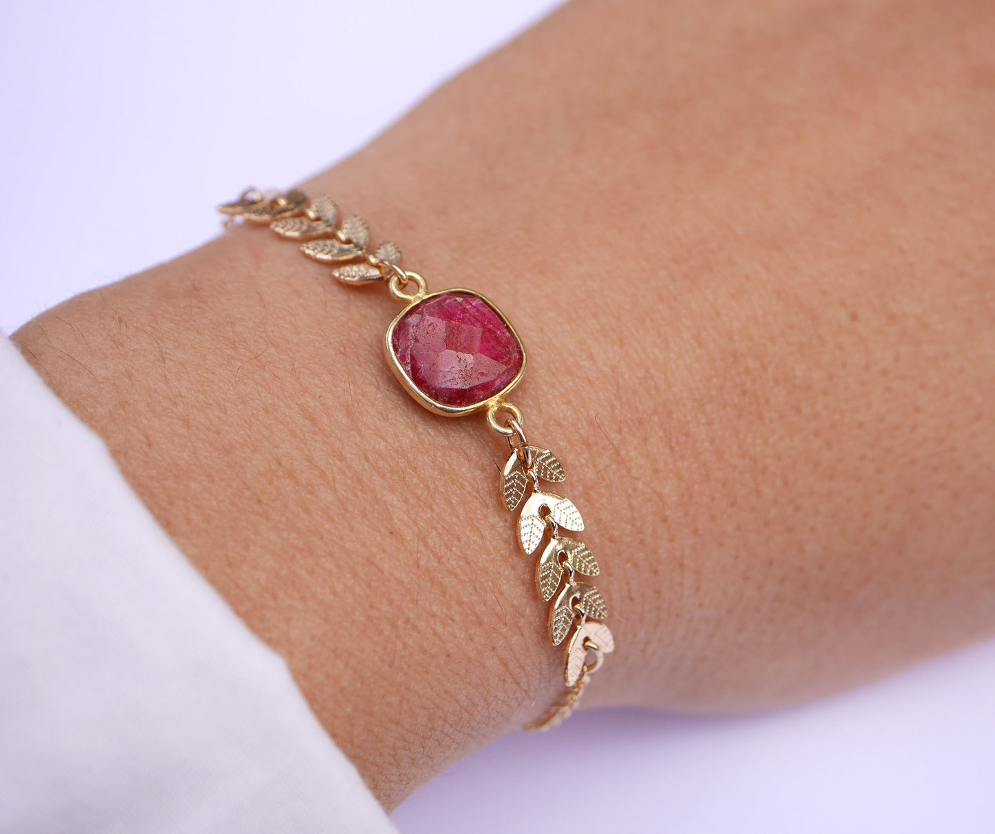 Bracelet Bégonia - Pierre Rubis  carré - Rose Fushia - Chaîne épis - Plaqué Or