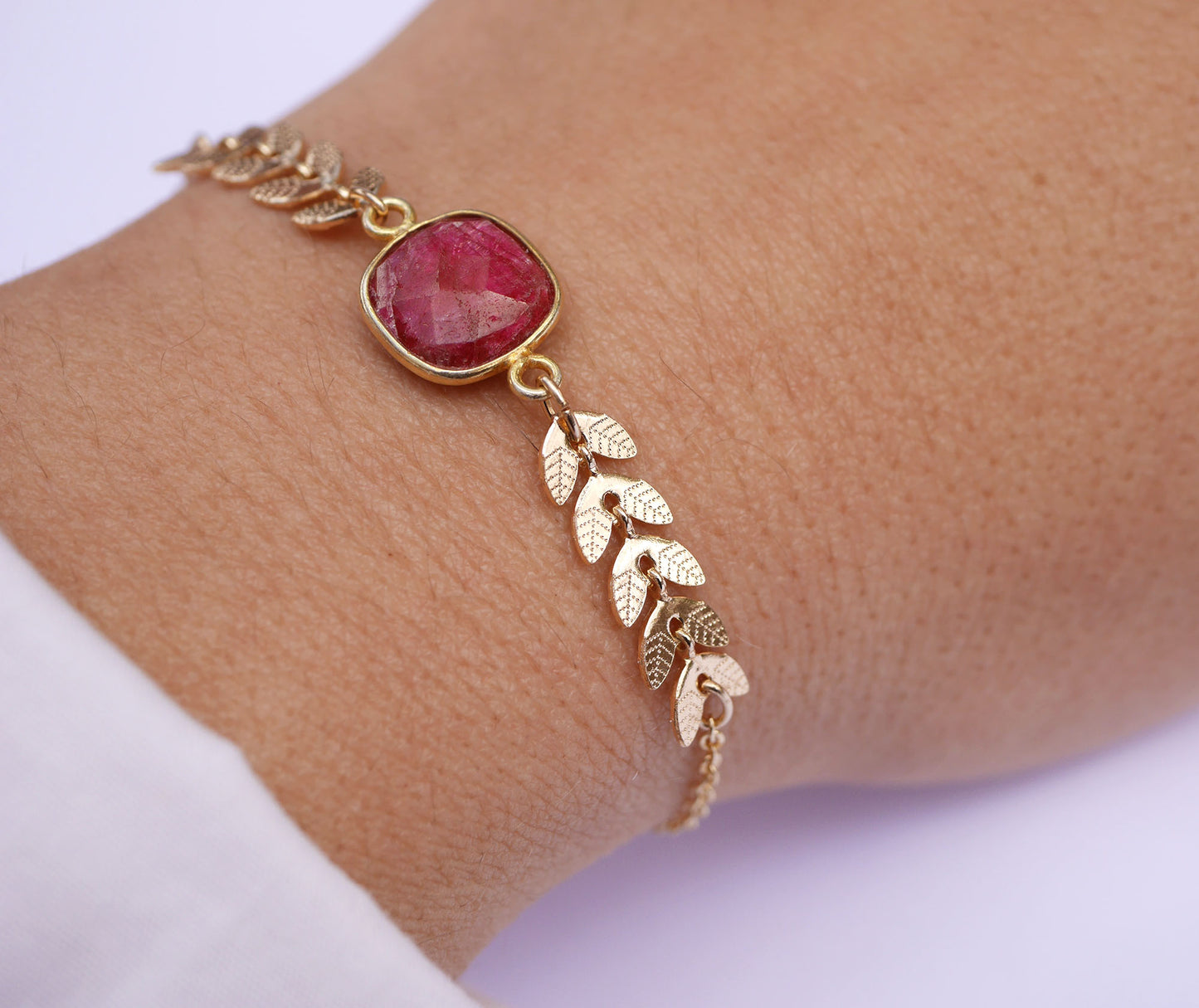 Bracelet Bégonia - Pierre Rubis  carré - Rose Fushia - Chaîne épis - Plaqué Or