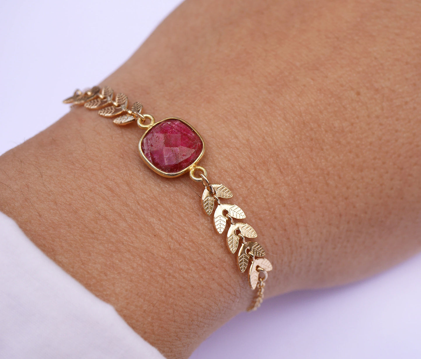 Bracelet Bégonia - Pierre Rubis  carré - Rose Fushia - Chaîne épis - Plaqué Or