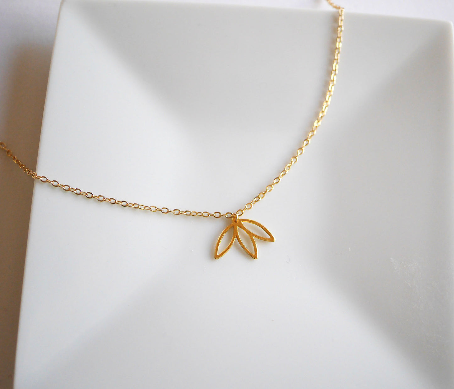 Collier Fiora - Une fleur de Lotus - Plaqué Or