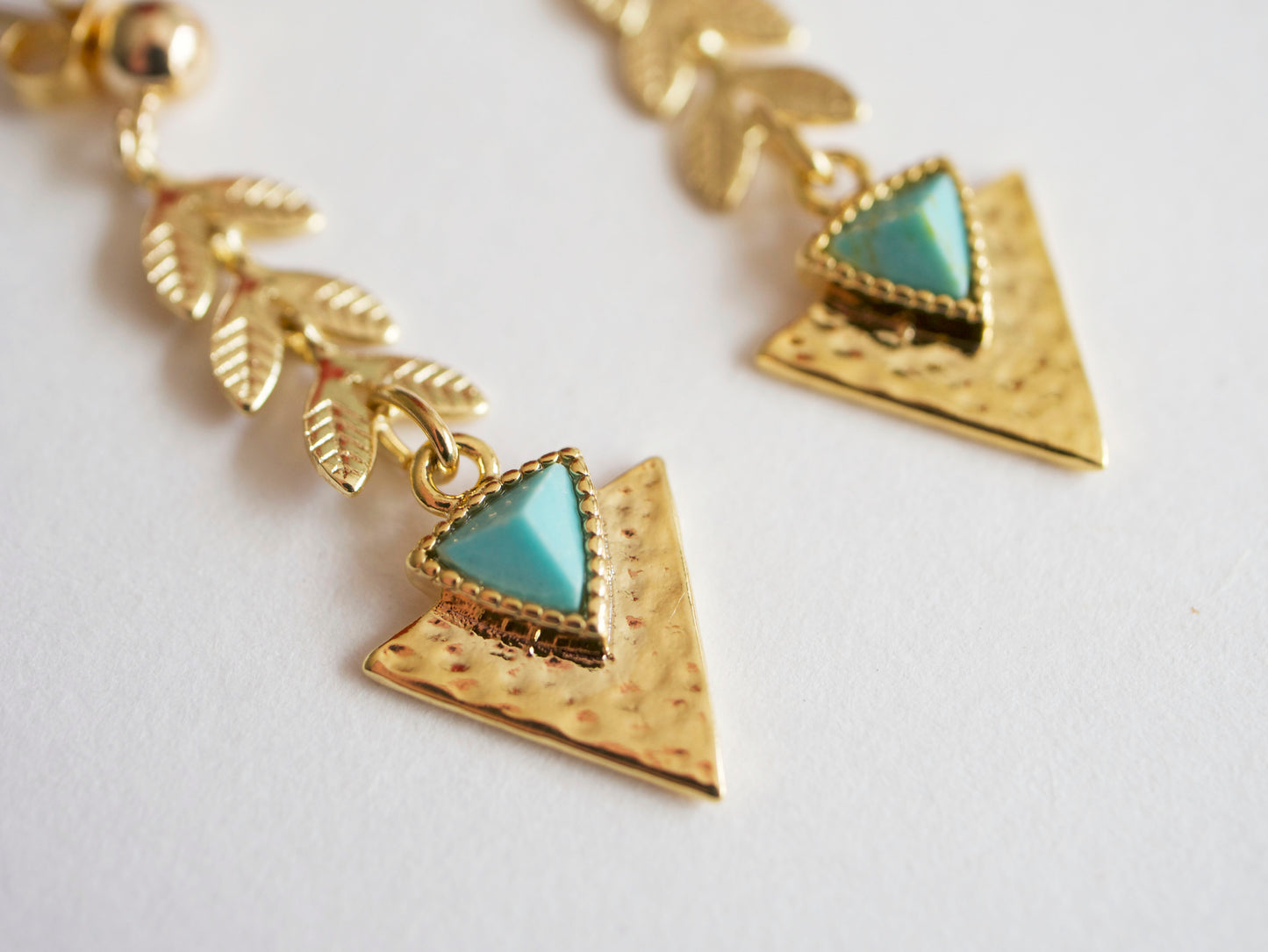 Boucles d'oreille Aztec - Triangle - Pierre bleu Turquoise - Chaine épis - Plaqué Or