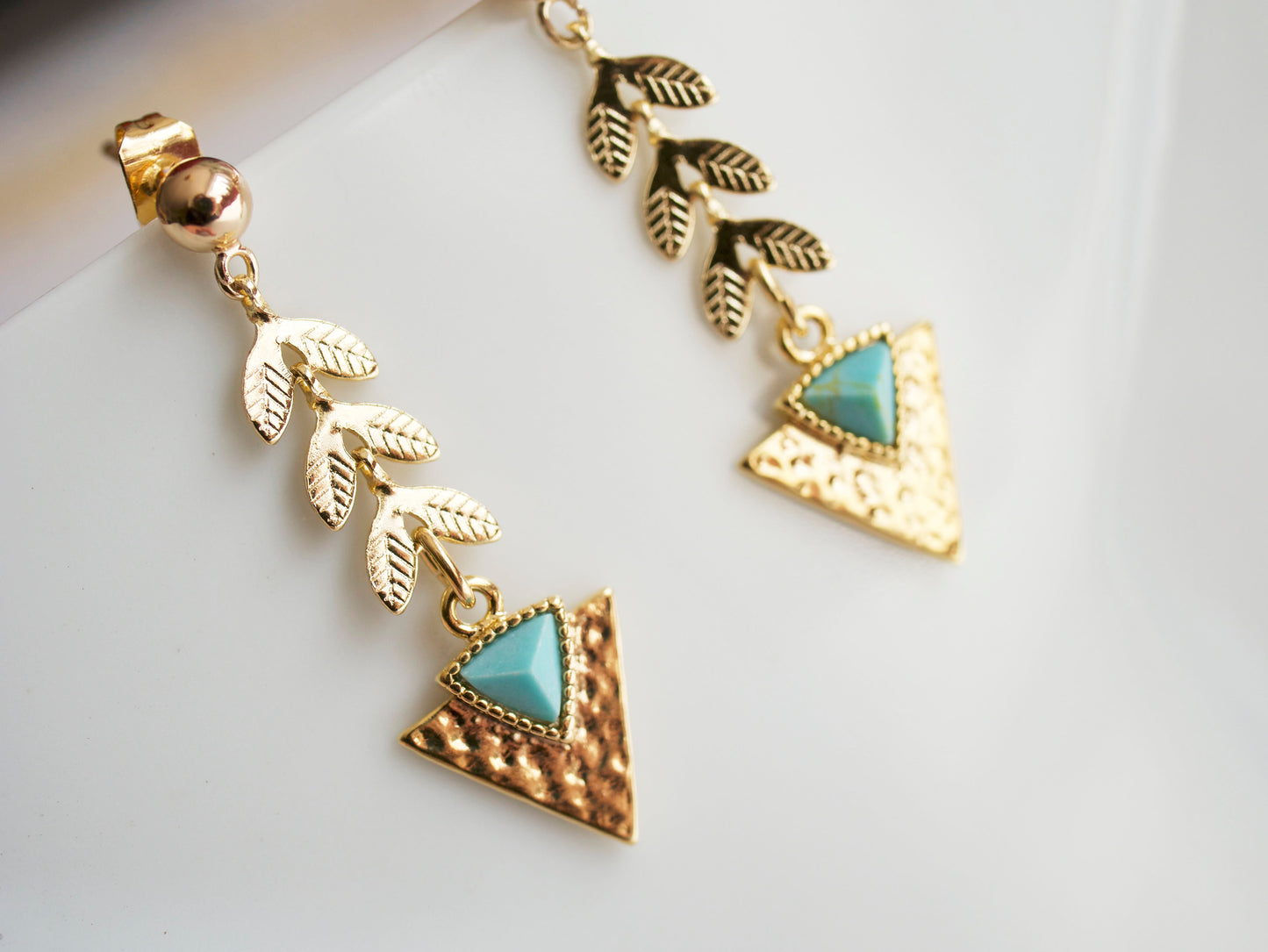 Boucles d'oreille Aztec - Triangle - Pierre bleu Turquoise - Chaine épis - Plaqué Or