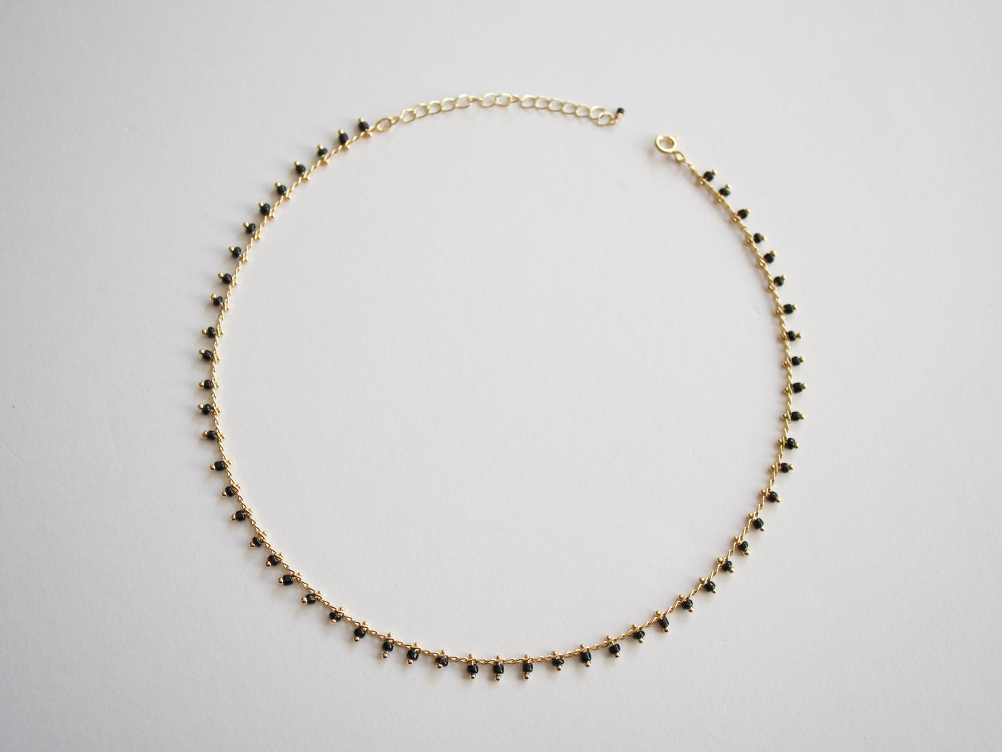 Ras de cou Dahlia - Choker - Collier Court - Perles noires - Plaqué Or