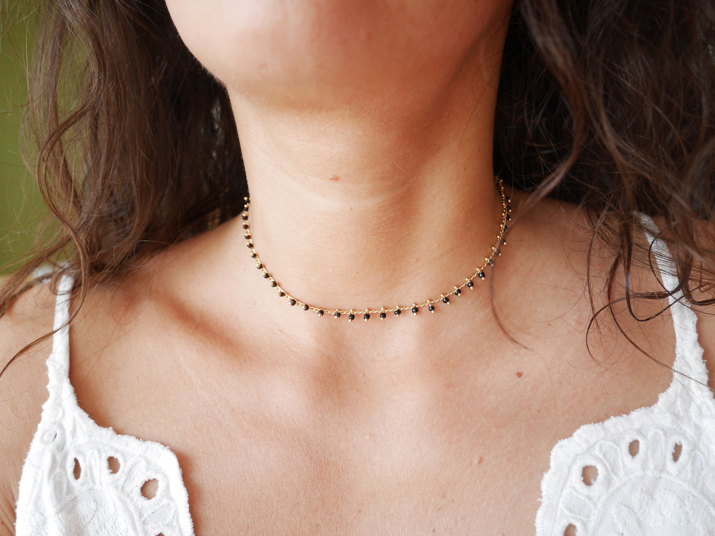 Ras de cou Dahlia - Choker - Collier Court - Perles noires - Plaqué Or