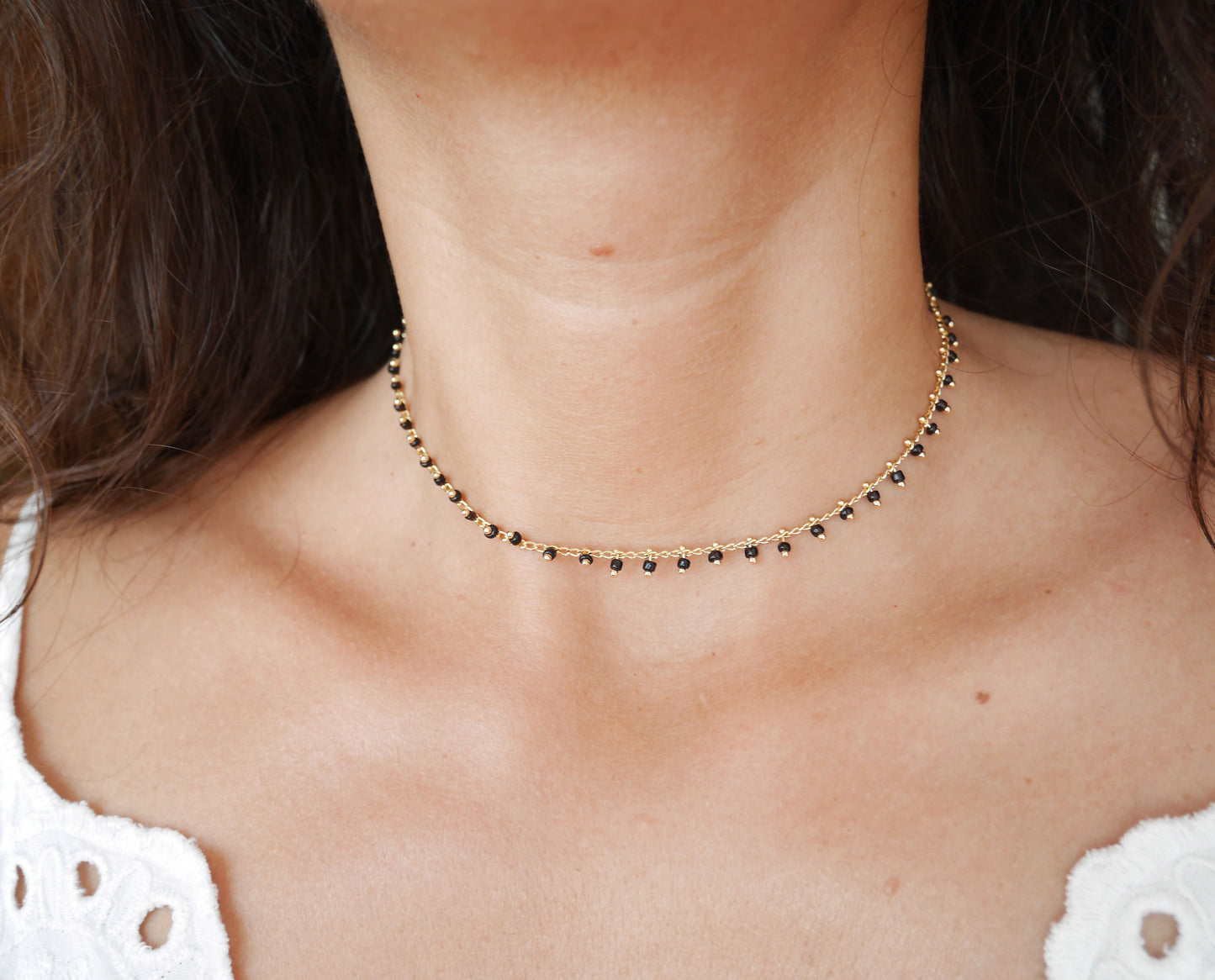 Ras de cou Dahlia - Choker - Collier Court - Perles noires - Plaqué Or