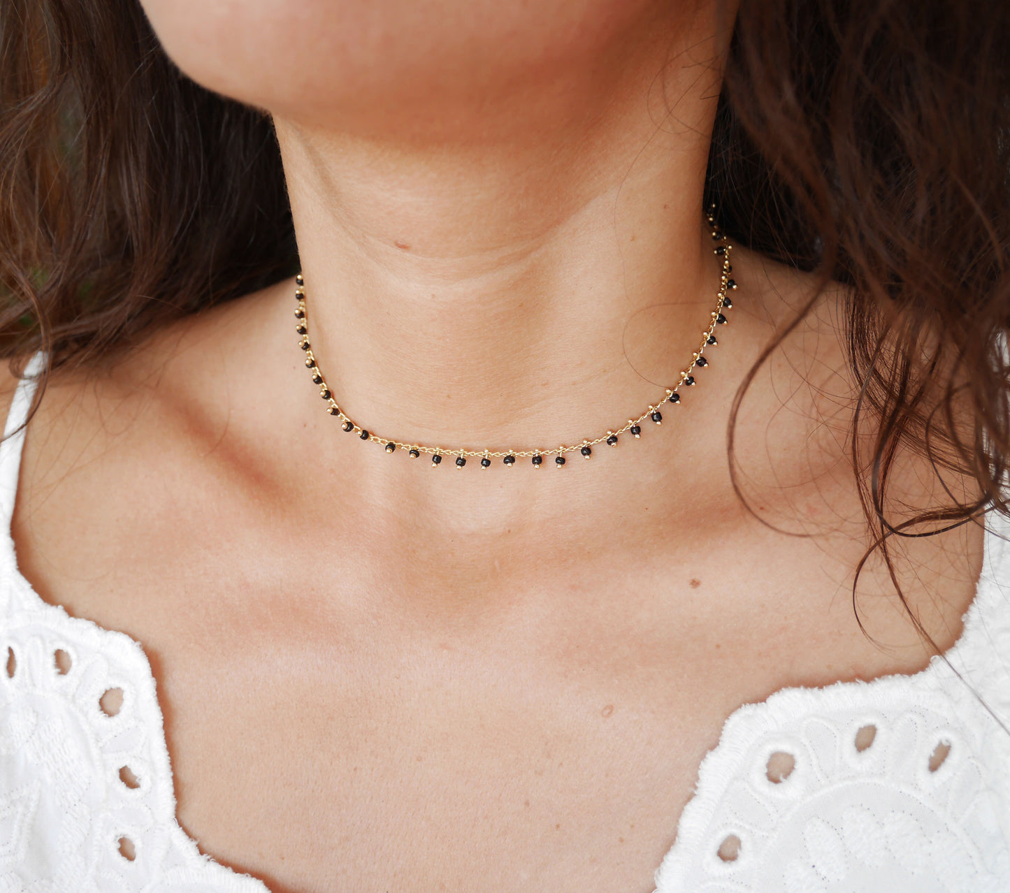 Ras de cou Dahlia - Choker - Collier Court - Perles noires - Plaqué Or