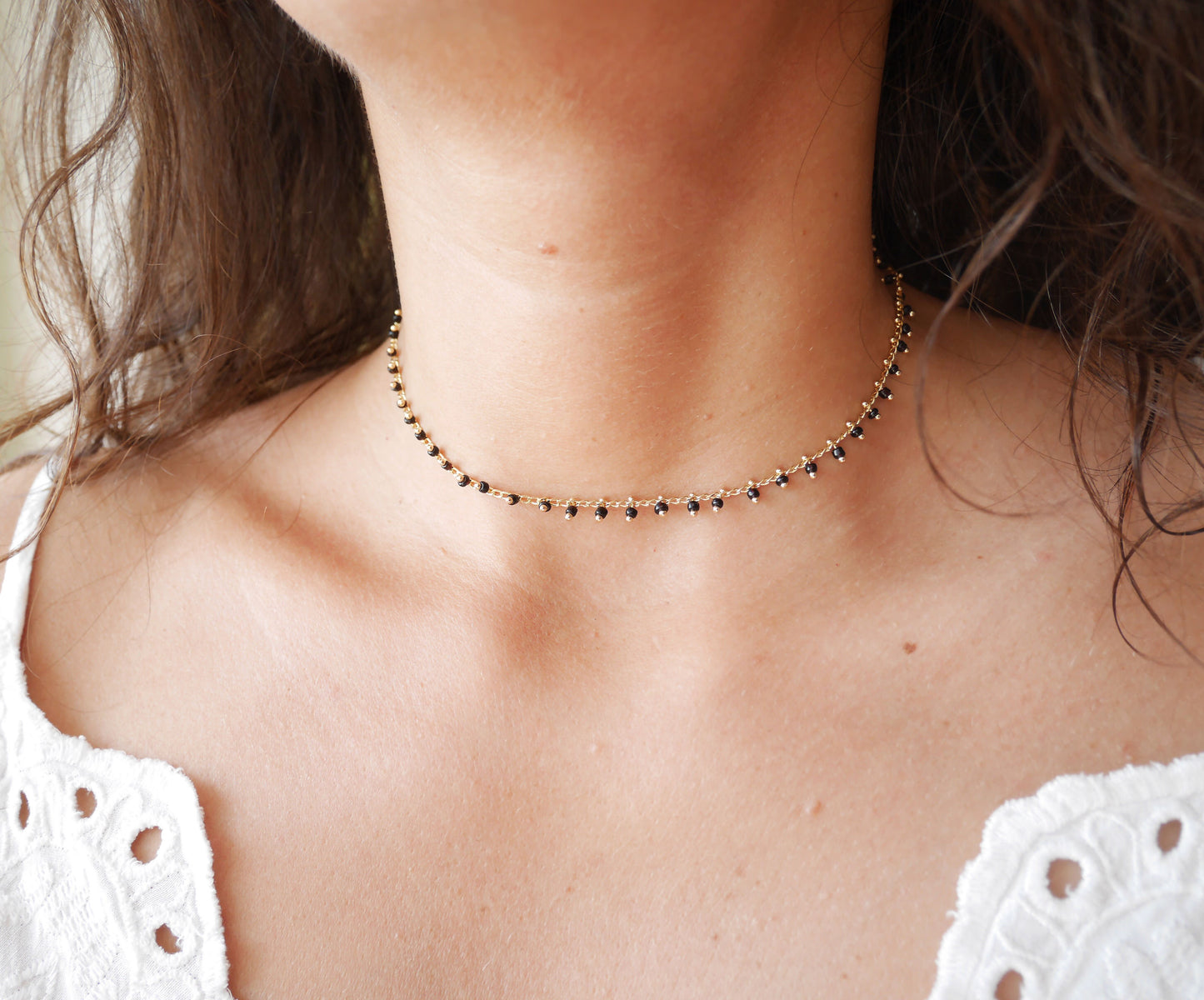 Ras de cou Dahlia - Choker - Collier Court - Perles noires - Plaqué Or