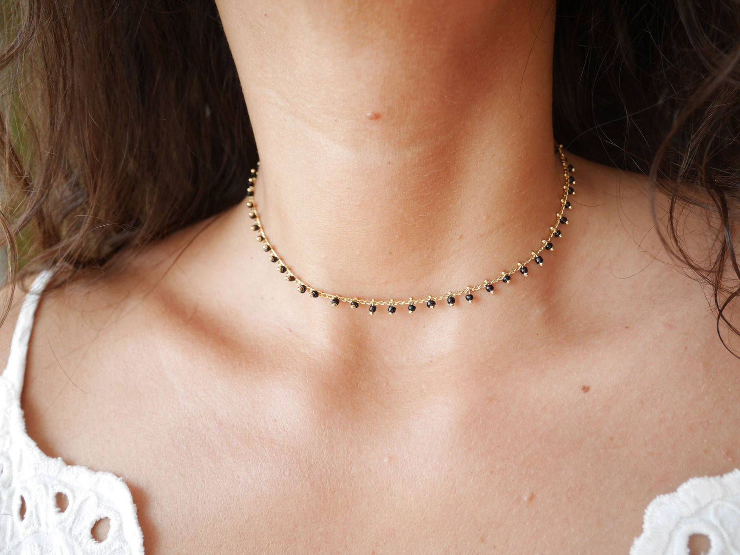 Ras de cou Dahlia - Choker - Collier Court - Perles noires - Plaqué Or