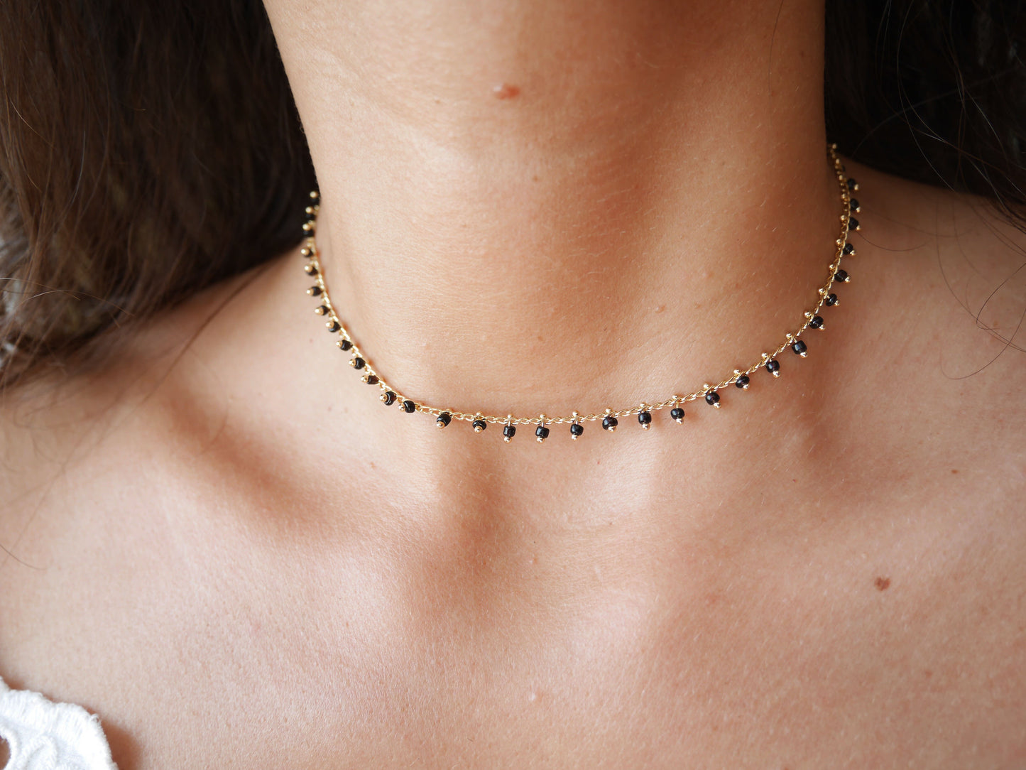 Ras de cou Dahlia - Choker - Collier Court - Perles noires - Plaqué Or