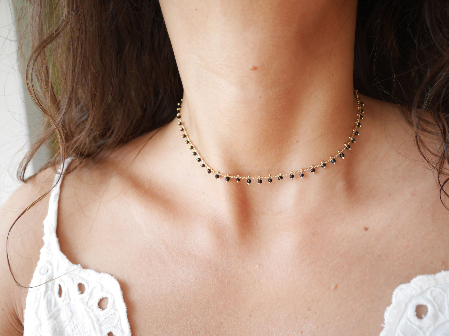 Ras de cou Dahlia - Choker - Collier Court - Perles noires - Plaqué Or