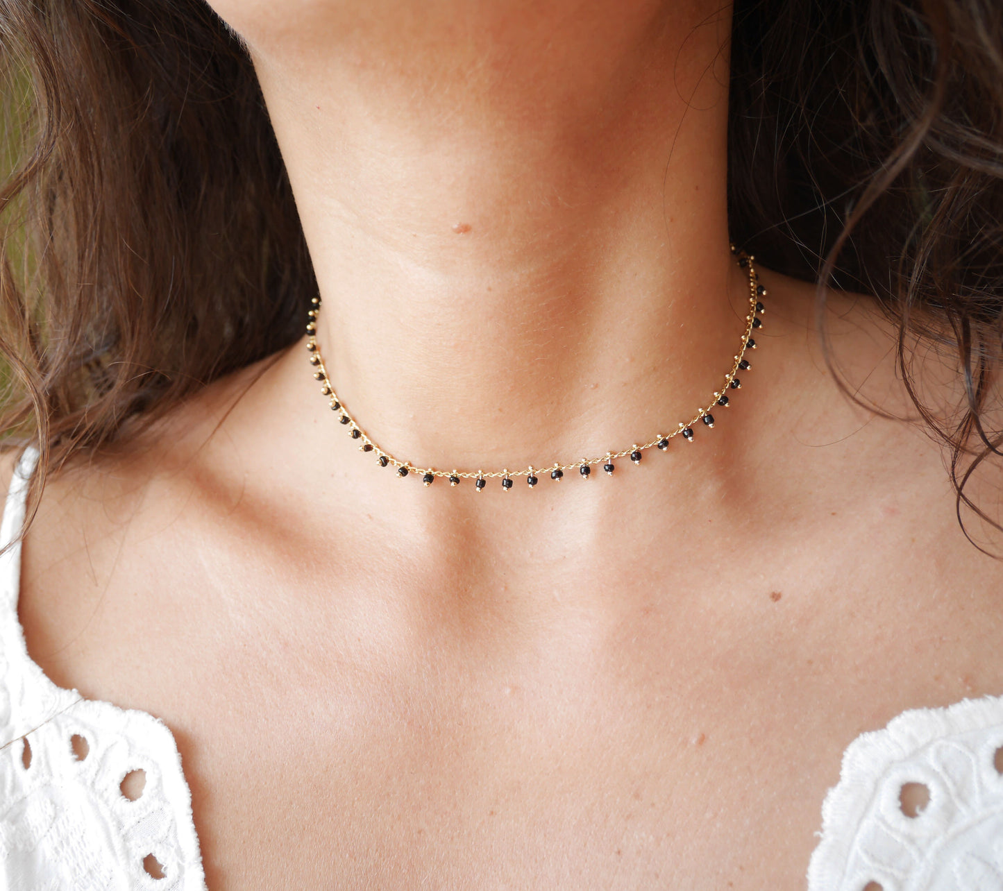 Ras de cou Dahlia - Choker - Collier Court - Perles noires - Plaqué Or