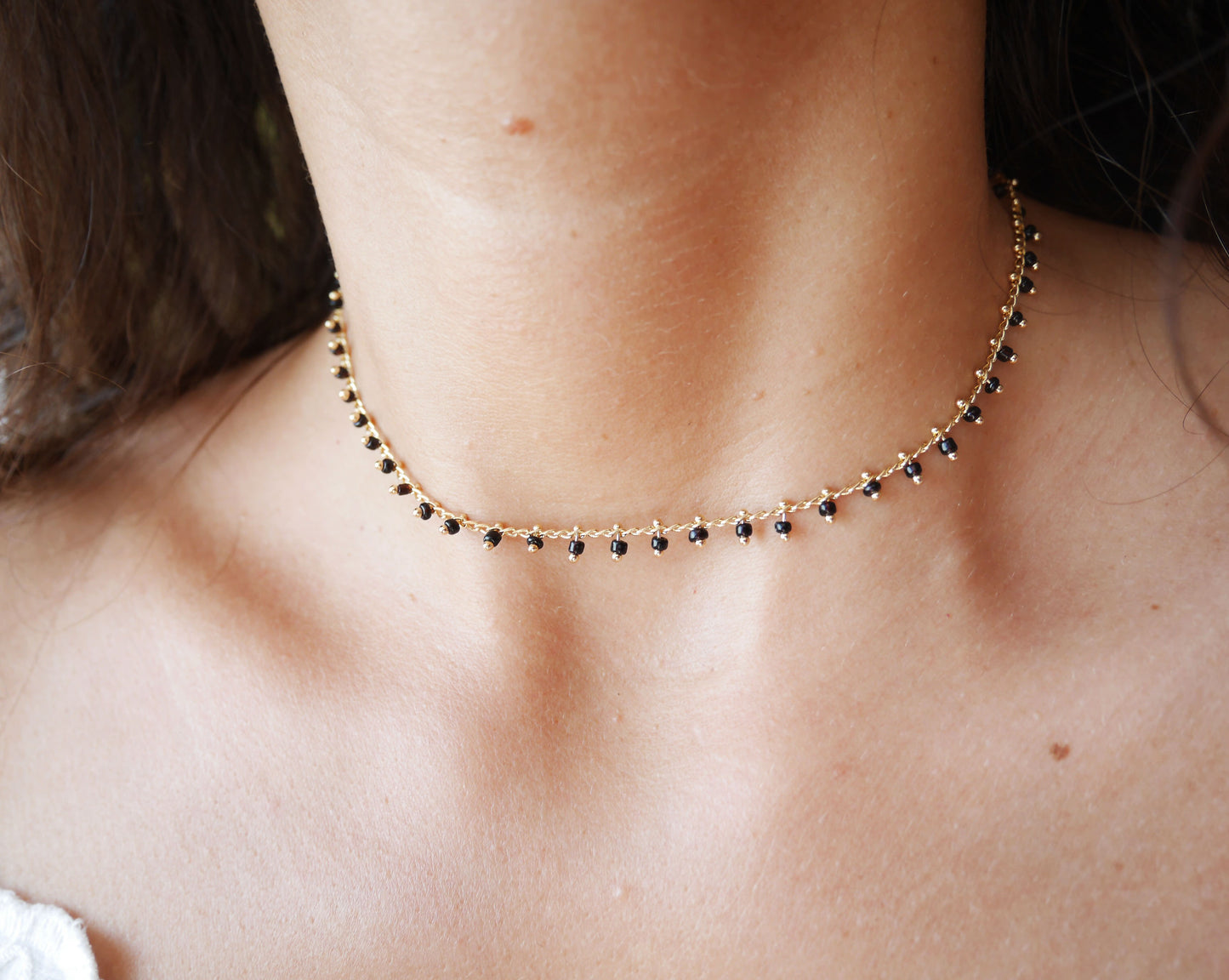 Ras de cou Dahlia - Choker - Collier Court - Perles noires - Plaqué Or