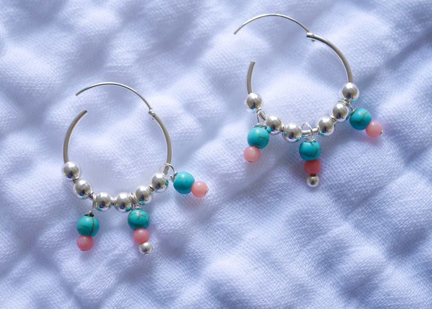 Boucles d'oreille Marlie - Créôles - Perles pierre Turquoise - Perles Corail - Argent 925