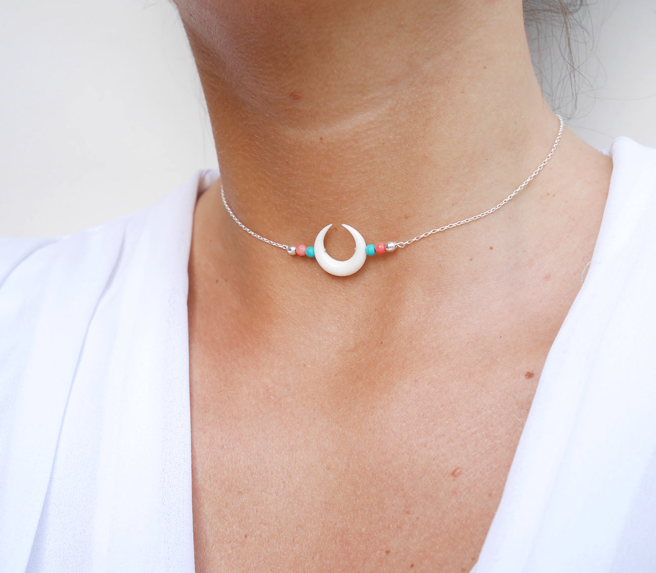Ras du cou Nokomis Corne lune Blanche Perles corail et