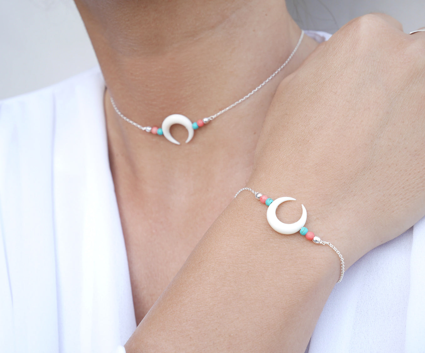 Ras du cou Nokomis - Corne lune Blanche - Perles corail et Turquoise - Chaîne Argent 925